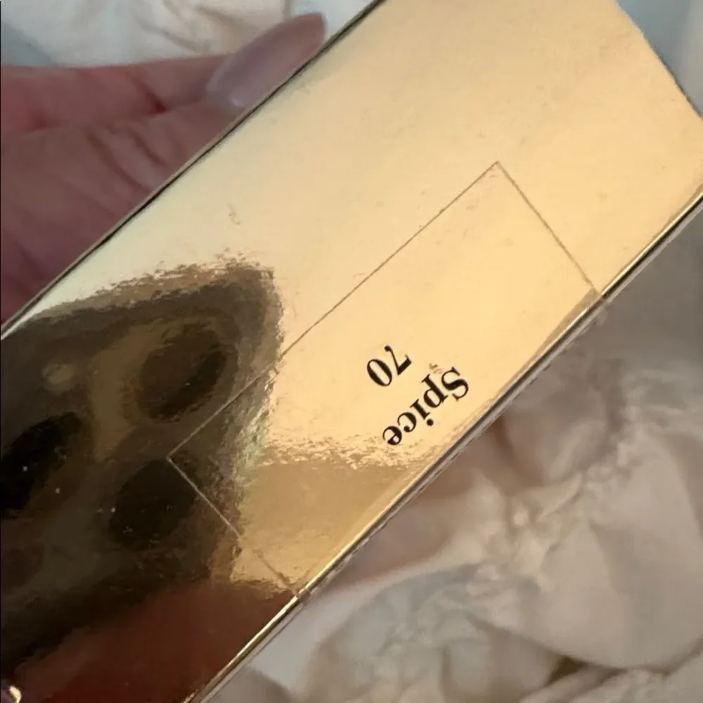 NIB 47.00 SPICE FLAWLESS FINISH SPONGE-ON CREAM MAKEUP